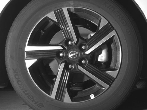 Used 2025 Nissan Sentra SV FWD image 13