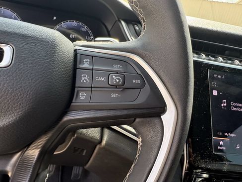 Used 2025 Jeep Grand Cherokee Altitude RWD image 17