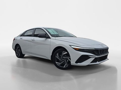New 2025 Hyundai Elantra SEL image 1