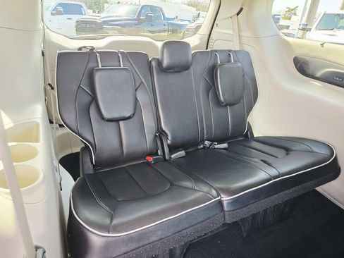 Used 2022 Chrysler Pacifica Limited image 16