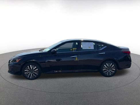 Used 2025 Nissan Altima 2.5 SV FWD image 9
