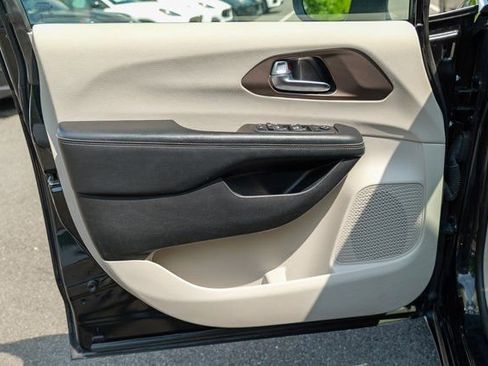 Used 2023 Chrysler Voyager LX image 16