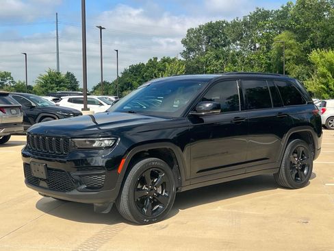 Used 2023 Jeep Grand Cherokee Altitude AWD/4WD image 5
