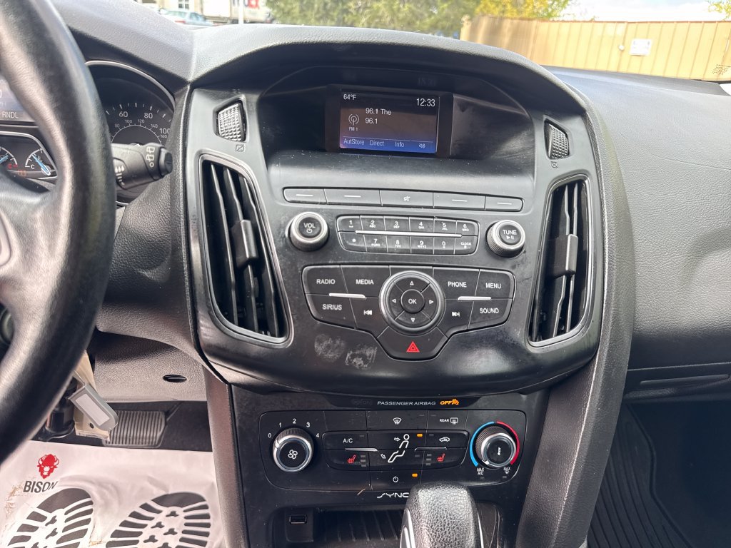Used 2018 Ford Focus SE w/ Cold Weather Package FWD image 18
