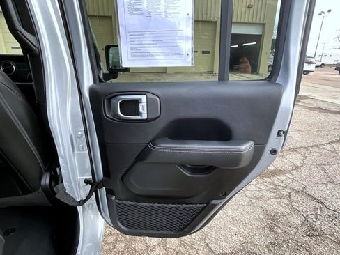 Used 2023 Jeep Wrangler Unlimited Sahara image 18