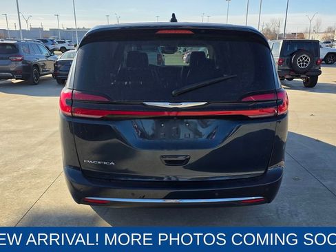 Used 2023 Chrysler Pacifica Touring-L image 4