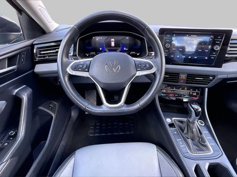 Used 2025 Volkswagen Jetta SE FWD image 6