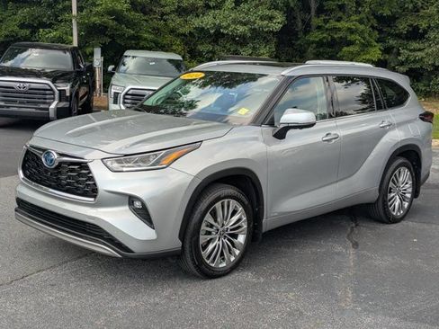 Used 2024 Toyota Highlander Platinum AWD/4WD image 3