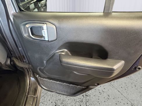 Used 2025 Jeep Wrangler Unlimited Rubicon AWD/4WD image 16