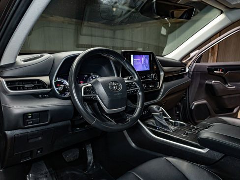 Used 2023 Toyota Highlander XLE image 12