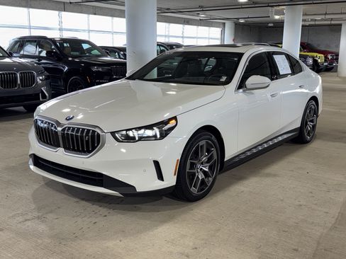 Used 2025 BMW i5 eDrive40i w/ Premium Package RWD image 4