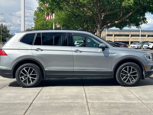 Used 2021 Volkswagen Tiguan SE w/ Panoramic Sunroof Package image 9