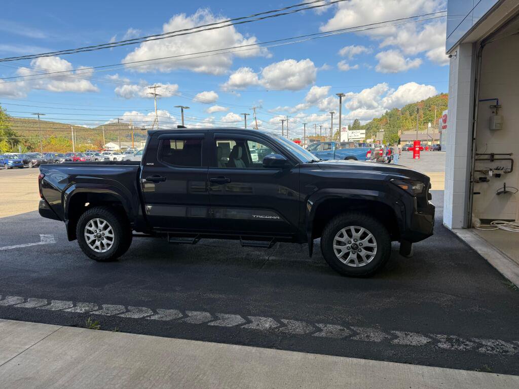 Certified 2025 Toyota Tacoma SR5 AWD/4WD image 6
