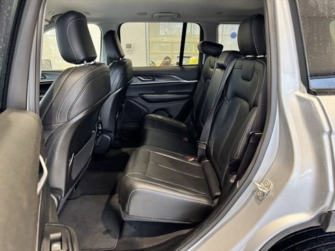 Used 2023 Jeep Grand Cherokee Limited image 16