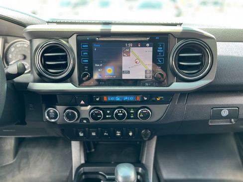 Used 2017 Toyota Tacoma TRD Off-Road AWD/4WD image 17