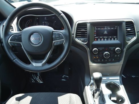 Used 2019 Jeep Grand Cherokee Laredo AWD/4WD image 15