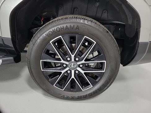 Used 2025 Lexus GX 550 w/ Cold Area Package AWD/4WD image 8