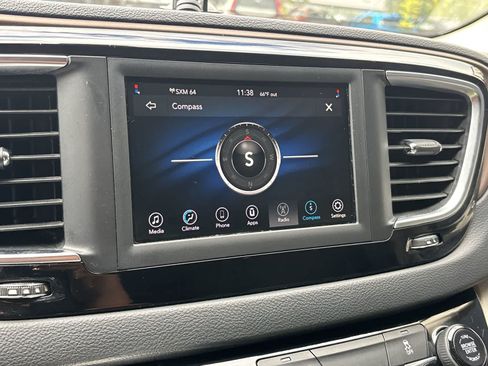 Used 2020 Chrysler Voyager Lxi FWD image 16