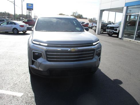Used 2025 Chevrolet Traverse LT image 8