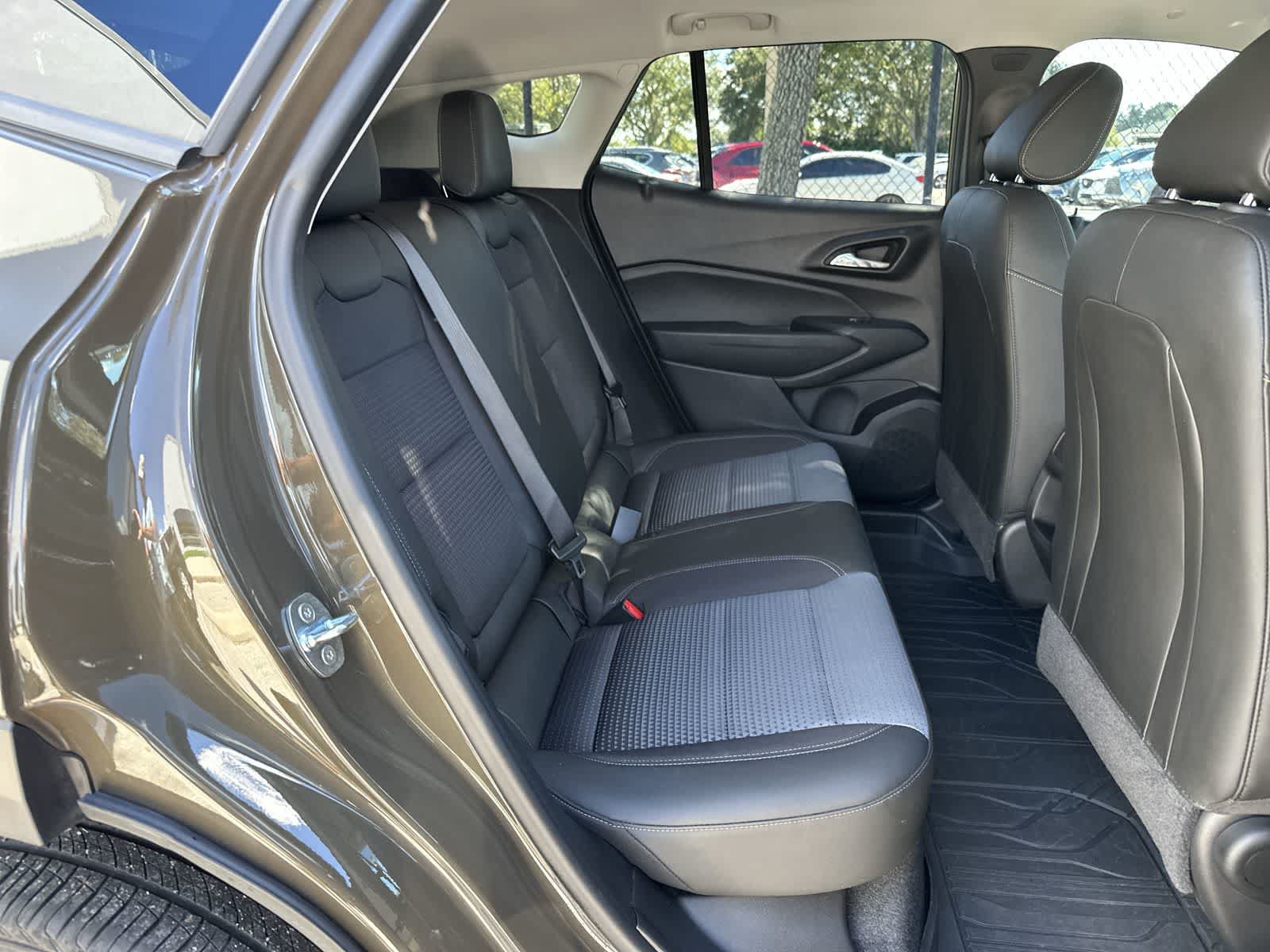 Used 2024 Chevrolet Trax LT w/ Sunroof Package FWD image 18