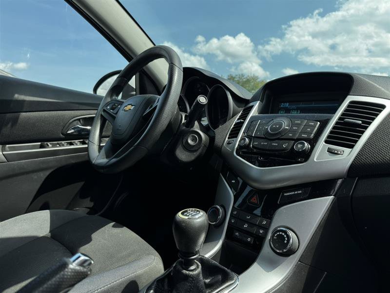 Used 2015 Chevrolet Cruze LT FWD image 17