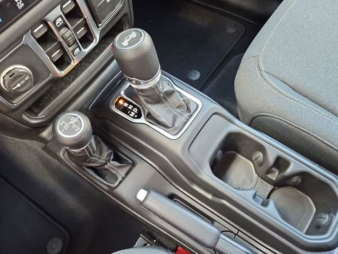 Used 2025 Jeep Wrangler Unlimited Sahara AWD/4WD image 21