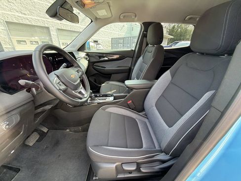 Used 2025 Chevrolet TrailBlazer LT w/ LT Cold Weather Package AWD/4WD image 13