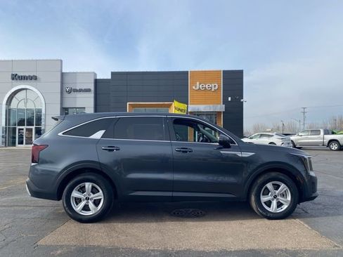 Used 2024 Kia Sorento LX image 3