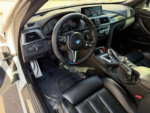 Used 2018 BMW M4 Convertible image 32