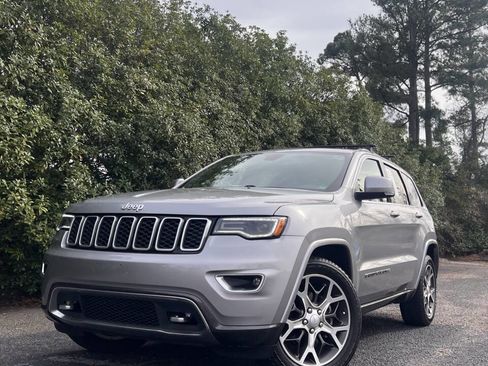Used 2018 Jeep Grand Cherokee Limited image 2