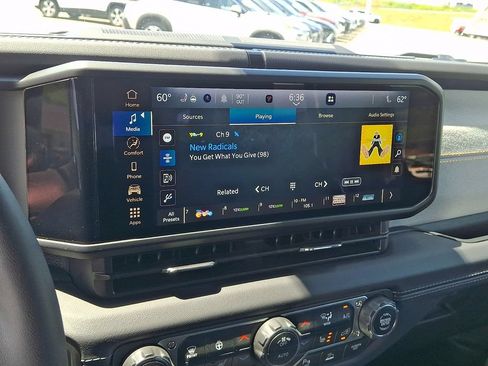 Used 2025 Jeep Wrangler Unlimited Sahara w/ Safety Group AWD/4WD image 16
