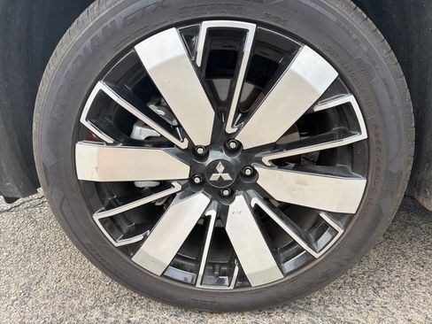 Used 2025 Mitsubishi Outlander SE image 8