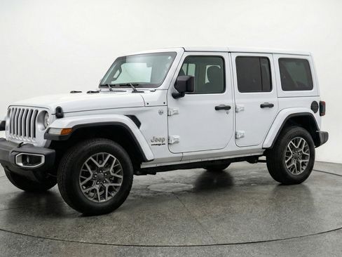 Used 2025 Jeep Wrangler Sahara AWD/4WD image 3