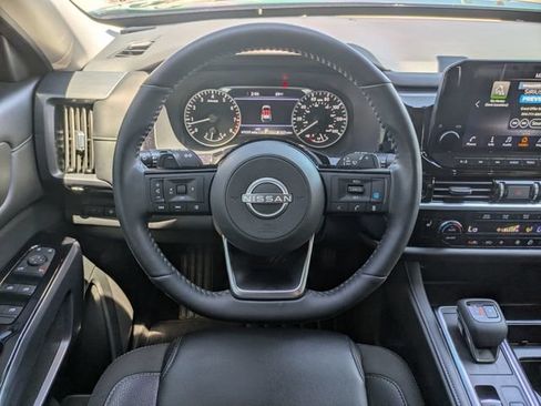 Used 2023 Nissan Pathfinder SL AWD/4WD image 32