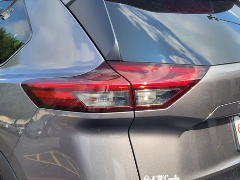 Used 2023 Nissan Rogue SV FWD image 11