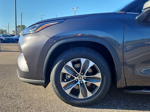 Used 2023 Toyota Highlander XLE image 19
