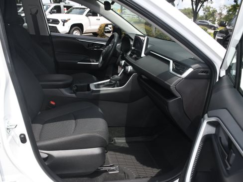 Used 2025 Toyota RAV4 LE AWD/4WD image 19