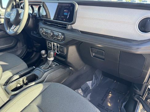 Certified 2025 Jeep Wrangler Sahara AWD/4WD image 6