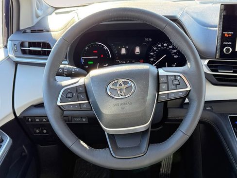 Used 2025 Toyota Sienna XLE image 22