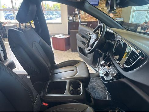 Used 2025 Chrysler Pacifica Select FWD image 28