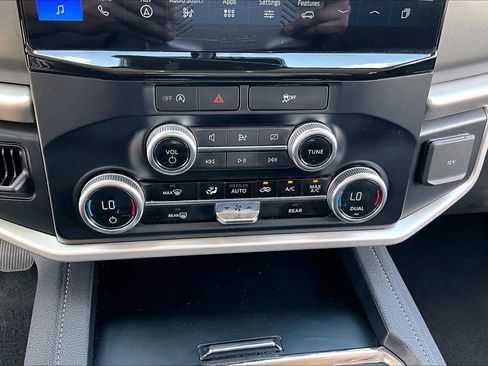 Used 2024 Ford Expedition XLT image 32