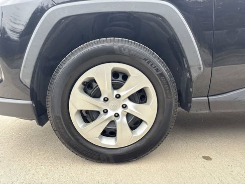 Used 2021 Toyota RAV4 LE image 8