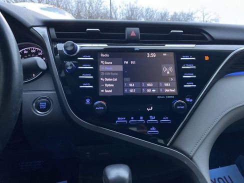 Used 2018 Toyota Camry XLE image 9