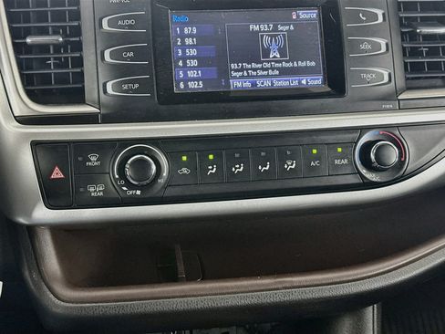 Used 2019 Toyota Highlander LE FWD image 22