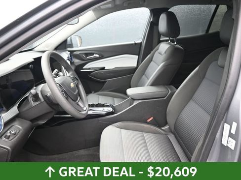 Used 2025 Chevrolet Trax LT FWD image 25
