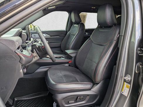 Used 2025 Ford Explorer ST image 17