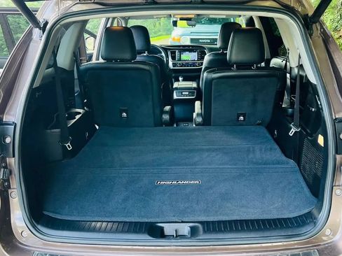 Used 2017 Toyota Highlander XLE w/ Carpet Mat Package AWD/4WD image 27