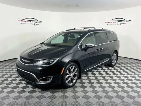 Used 2019 Chrysler Pacifica Limited w/ Tire & Wheel Group FWD image 4
