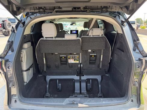 Used 2025 Toyota Sienna LE FWD image 16