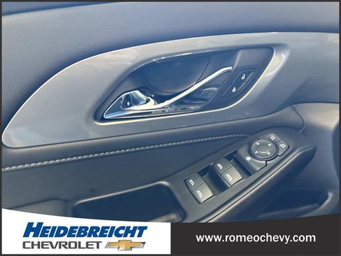Used 2023 Chevrolet Traverse LT FWD image 11